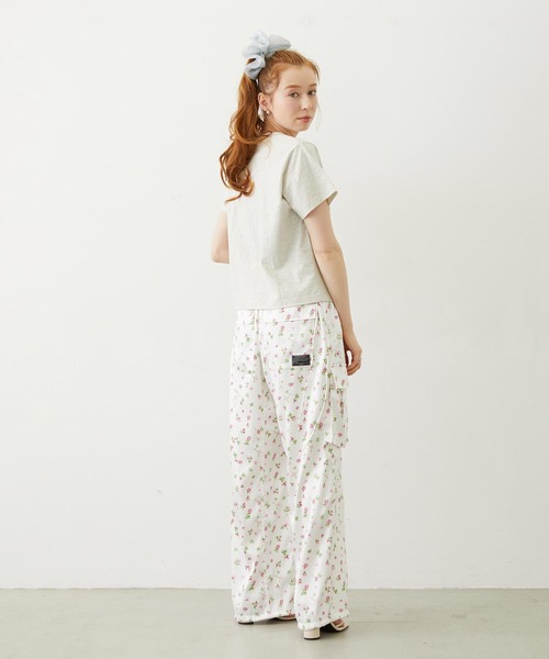 MILKFED.（ミルクフェド）の「FLORAL PATTERN SATIN CARGO PANTS（カーゴパンツ・レディース・ライトパープル/ホワイト/ブラック・S/M）」の11枚目の写真