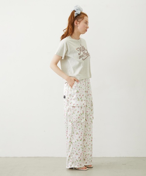 MILKFED.（ミルクフェド）の「FLORAL PATTERN SATIN CARGO PANTS（カーゴパンツ・レディース・ライトパープル/ホワイト/ブラック・S/M）」の12枚目の写真