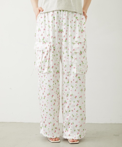 MILKFED.（ミルクフェド）の「FLORAL PATTERN SATIN CARGO PANTS（カーゴパンツ・レディース・ライトパープル/ホワイト/ブラック・S/M）」の4枚目の写真