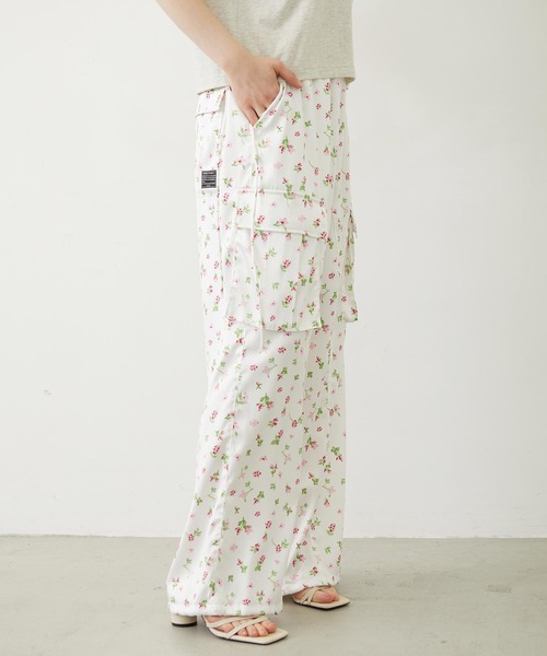 MILKFED.（ミルクフェド）の「FLORAL PATTERN SATIN CARGO PANTS（カーゴパンツ・レディース・ライトパープル/ホワイト/ブラック・S/M）」の5枚目の写真