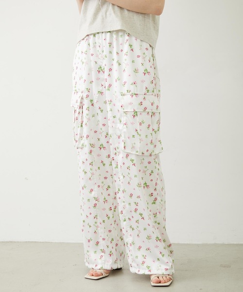 MILKFED.（ミルクフェド）の「FLORAL PATTERN SATIN CARGO PANTS（カーゴパンツ・レディース・ライトパープル/ホワイト/ブラック・S/M）」の6枚目の写真