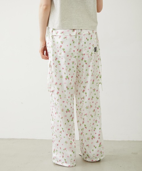 MILKFED.（ミルクフェド）の「FLORAL PATTERN SATIN CARGO PANTS（カーゴパンツ・レディース・ライトパープル/ホワイト/ブラック・S/M）」の7枚目の写真