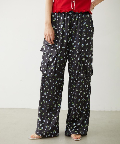 MILKFED.（ミルクフェド）の「FLORAL PATTERN SATIN CARGO PANTS（カーゴパンツ・レディース・ライトパープル/ホワイト/ブラック・S/M）」の16枚目の写真