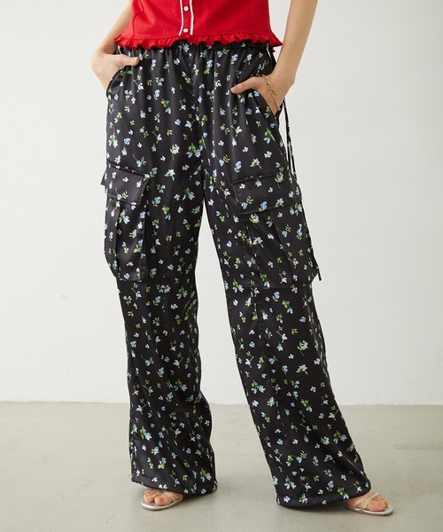 MILKFED.（ミルクフェド）の「FLORAL PATTERN SATIN CARGO PANTS（カーゴパンツ・レディース・ライトパープル/ホワイト/ブラック・S/M）」の18枚目の写真