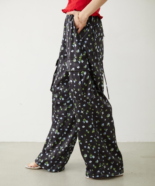 MILKFED.（ミルクフェド）の「FLORAL PATTERN SATIN CARGO PANTS（カーゴパンツ・レディース・ライトパープル/ホワイト/ブラック・S/M）」の19枚目の写真