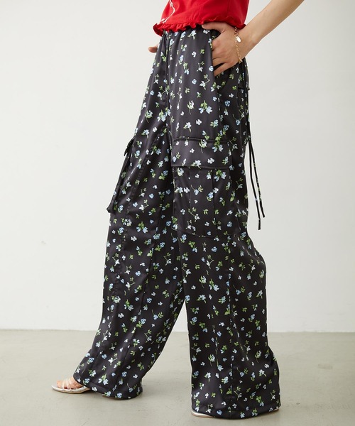 MILKFED.（ミルクフェド）の「FLORAL PATTERN SATIN CARGO PANTS（カーゴパンツ・レディース・ライトパープル/ホワイト/ブラック・S/M）」の20枚目の写真