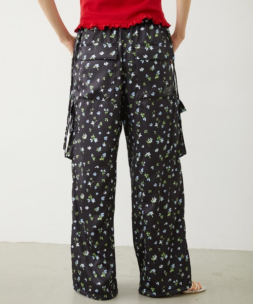 MILKFED.（ミルクフェド）の「FLORAL PATTERN SATIN CARGO PANTS（カーゴパンツ・レディース・ライトパープル/ホワイト/ブラック・S/M）」の21枚目の写真