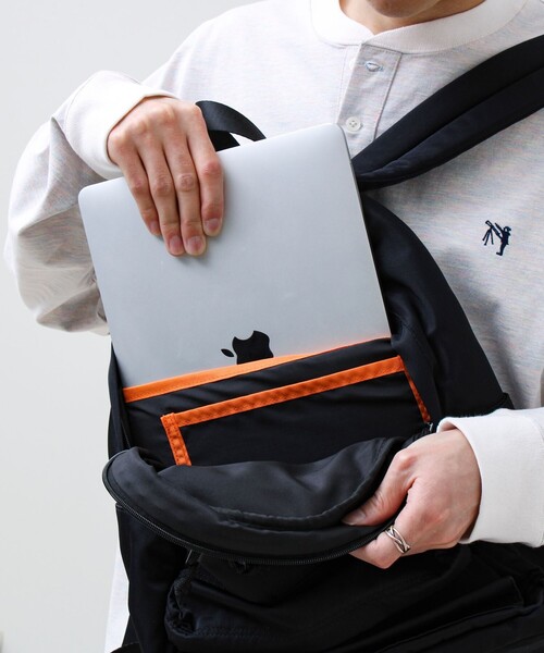 UNIVERSAL OVERALL(ユニバーサルオーバーオール)の「【UNIVERSAL OVERALL】Slant daypack(バックパック/リュック・メンズ・ブラック・FREE)」の4枚目の写真