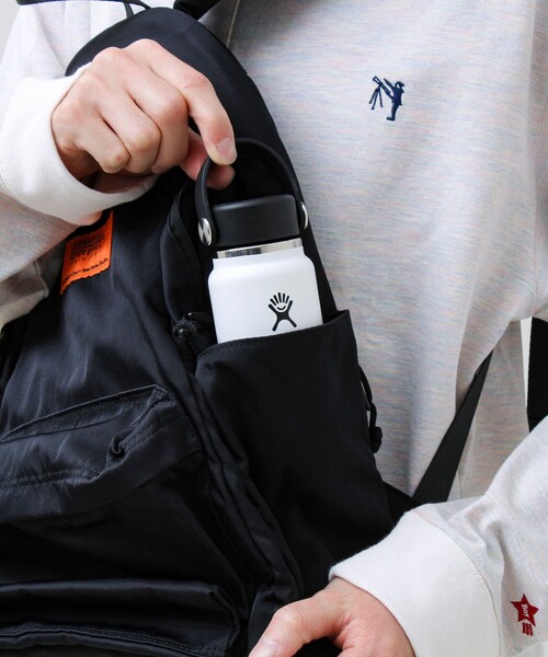 UNIVERSAL OVERALL(ユニバーサルオーバーオール)の「【UNIVERSAL OVERALL】Slant daypack(バックパック/リュック・メンズ・ブラック・FREE)」の3枚目の写真