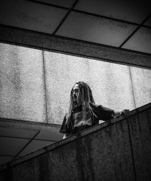 PULP/417EDIFICE(パルプフォーワンセブンエディフィス)の「VALLAD / バラッド × JOE × CARSERVICE / RYDE ROMANCE TEE(Tシャツ/カットソー・メンズ・ホワイト/ブラック・LARGE/MEDIUM/SMALL)」の1枚目の写真