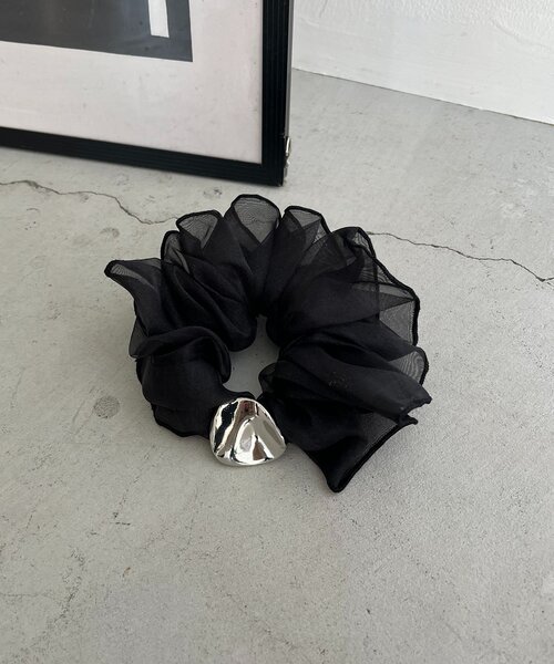 CAPRICIEUX LE'MAGE（カプリシューレマージュ）の「〈GOLDY/ゴールディ〉メタルパーツシュシュ（ネックレス・レディース・ブラック/ブラウン・FREE）」の3枚目の写真