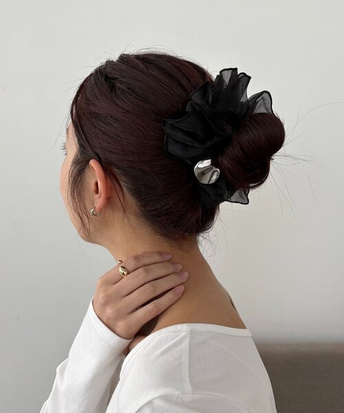 CAPRICIEUX LE'MAGE（カプリシューレマージュ）の「〈GOLDY/ゴールディ〉メタルパーツシュシュ（ネックレス・レディース・ブラック/ブラウン・FREE）」の4枚目の写真