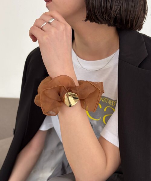 CAPRICIEUX LE'MAGE（カプリシューレマージュ）の「〈GOLDY/ゴールディ〉メタルパーツシュシュ（ネックレス・レディース・ブラック/ブラウン・FREE）」の5枚目の写真