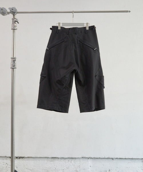 NVRFRGT（ネヴァーフォーゲット）の「3D TWISTED PARACHUTE CARGO SHORTS（カーゴパンツ・メンズ・ブラック/ベージュ・2）」の4枚目の写真