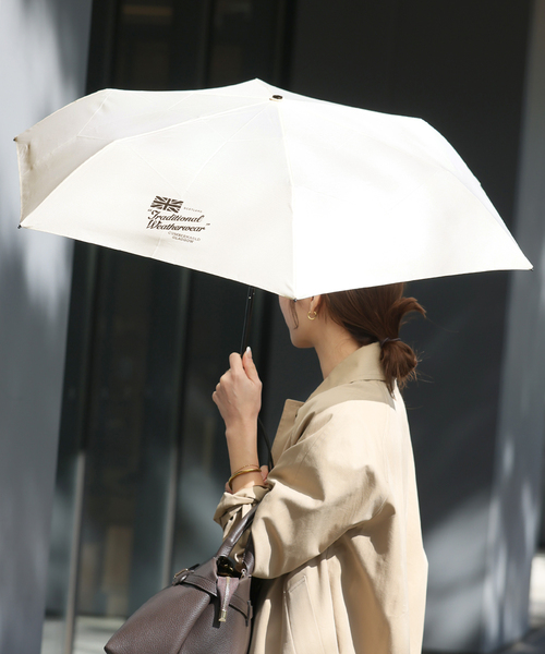 Traditional Weatherwear(トラディショナルウェザーウェア)の「【TRADITIONAL WEATHERWEAR】LIGHT WEIGHT UMBRELLA:晴雨兼用折りたたみ傘(折りたたみ傘・レディース・ホワイト×ホワイト・FREE)」の1枚目の写真