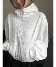 anyonemore（エニワンモア）の「フラワー柄エンボス裾ドロストフード付きジャケット（マウンテンパーカー）」