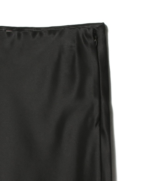 ESTNATION(エストネーション)の「UNUS / Satin Skirt(スカート・レディース・ブラック/ピンク・38/36)」の4枚目の写真