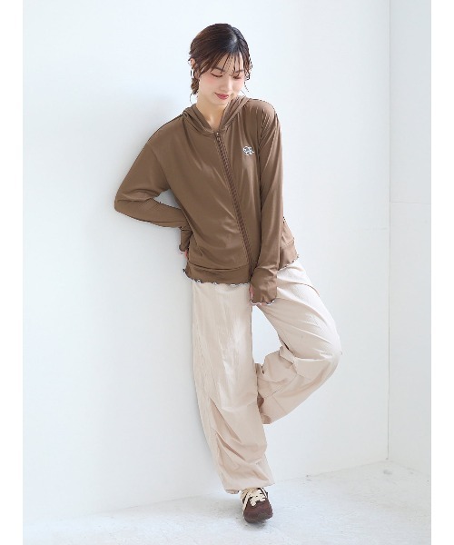 tutuanna(チュチュアンナ)の「ロゴ刺繍配色メローリブUVカットパーカー(パーカー・レディース・ライトグレー/チョコ/スモークピンク/ブラック/クリーム・M)」の22枚目の写真