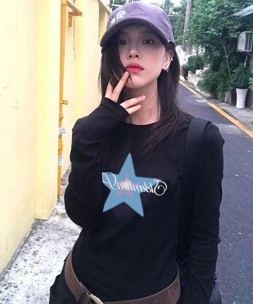AsheKsha(アシクシャ)の「アメリカ風レトロ星柄ブラックスリム長袖Tシャツ(Tシャツ/カットソー・レディース・ブラック・M)」の2枚目の写真