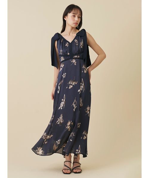 SNIDEL(スナイデル)の「トリミングフラワープリントワンピース(ワンピース・レディース・ネイビー/ブラウン/アイボリー・1/0)」の3枚目の写真