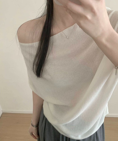 FAVORITO(ファヴォリート)の「オフショルダートップス(ニット/セーター・レディース・ホワイト/ブラック/ブルー・F)」の4枚目の写真