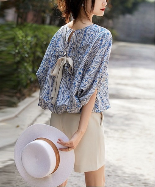 CHUL(チュル)の「バックリボンペイズリー柄ブラウス(シャツ/ブラウス・レディース・レッド/ブルー・X-LARGE/LARGE/MEDIUM/SMALL)」の3枚目の写真