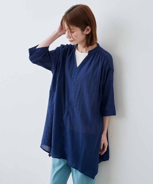 IEDIT(イディット)の「IEDIT ほんのりイレギュラーヘムの綿100%楊柳(ようりゅう)シアーチュニック(チュニック・レディース・ネイビー・L/LL)」の1枚目の写真