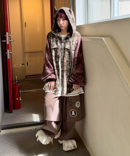 Candy Stripper(キャンディストリッパー)の「DEVIL HORN HOODED シャツ(シャツ/ブラウス・レディース・ブラウン/ブラック/レッド・FREE)」の9枚目の写真