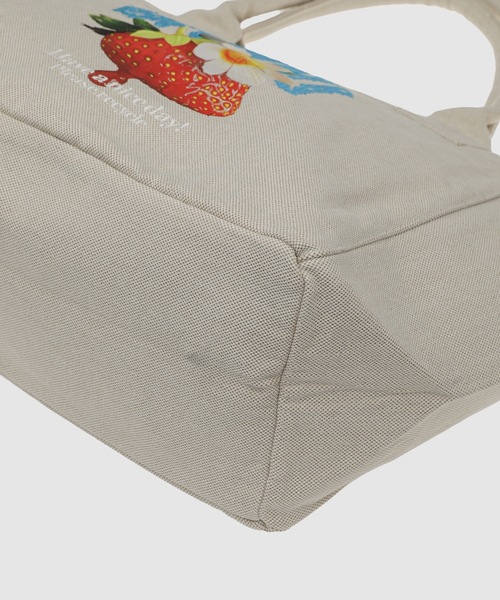 GANNI(ガニー)の「Medium Trapeze Shopper Strawberry Print(トートバッグ・レディース・その他1・ONE SIZE)」の3枚目の写真