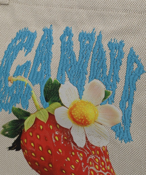GANNI(ガニー)の「Medium Trapeze Shopper Strawberry Print(トートバッグ・レディース・その他1・ONE SIZE)」の4枚目の写真
