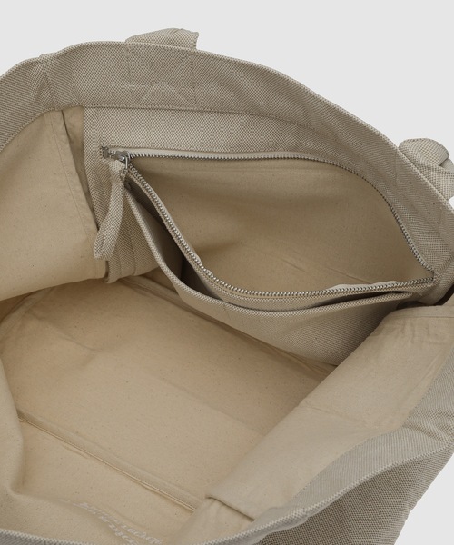 GANNI(ガニー)の「Medium Trapeze Shopper Strawberry Print(トートバッグ・レディース・その他1・ONE SIZE)」の5枚目の写真