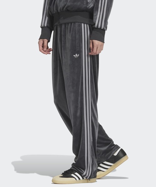 adidas(アディダス)の「FB TPベロア / ファイヤーバード トラックパンツ ベロア / ジャージ / アディダスオリジナルス adidas Originals(その他パンツ・メンズ・グレー・XX-LARGE/XX-SMALL/3XL/LARGE/MEDIUM/SMALL/X-LARGE/X-SMALL)」の1枚目の写真