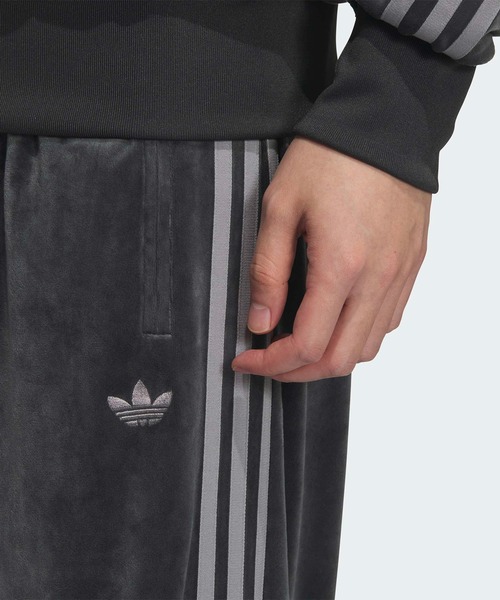adidas(アディダス)の「FB TPベロア / ファイヤーバード トラックパンツ ベロア / ジャージ / アディダスオリジナルス adidas Originals(その他パンツ・メンズ・グレー・XX-LARGE/XX-SMALL/3XL/LARGE/MEDIUM/SMALL/X-LARGE/X-SMALL)」の3枚目の写真