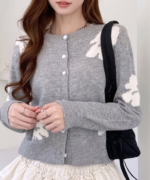 Ada.(エイダ)の「フラワーモチーフ ロングスリーブ ニット カーディガン(カーディガン/ボレロ・レディース・イエロー/ホワイト/グレー/ブラック・FREE)」の4枚目の写真