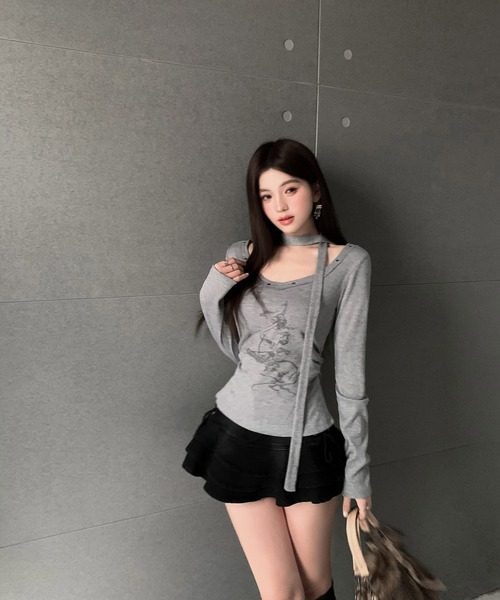 VEILA（ヴェイラ）の「チョーカー風ストリートグラフィック スタッズ長袖トップス（Tシャツ/カットソー・レディース・グレー/アイボリー・フリー）」の6枚目の写真
