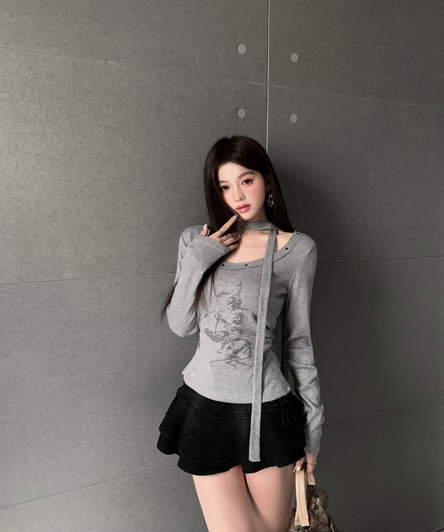 VEILA（ヴェイラ）の「チョーカー風ストリートグラフィック スタッズ長袖トップス（Tシャツ/カットソー・レディース・グレー/アイボリー・フリー）」の7枚目の写真