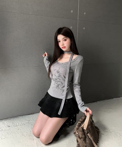 VEILA（ヴェイラ）の「チョーカー風ストリートグラフィック スタッズ長袖トップス（Tシャツ/カットソー・レディース・グレー/アイボリー・フリー）」の8枚目の写真