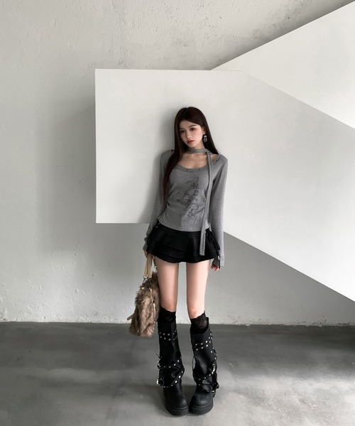 VEILA（ヴェイラ）の「チョーカー風ストリートグラフィック スタッズ長袖トップス（Tシャツ/カットソー・レディース・グレー/アイボリー・フリー）」の9枚目の写真
