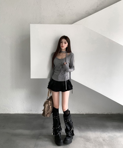 VEILA（ヴェイラ）の「チョーカー風ストリートグラフィック スタッズ長袖トップス（Tシャツ/カットソー・レディース・グレー/アイボリー・フリー）」の10枚目の写真