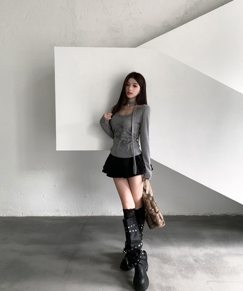 VEILA（ヴェイラ）の「チョーカー風ストリートグラフィック スタッズ長袖トップス（Tシャツ/カットソー・レディース・グレー/アイボリー・フリー）」の11枚目の写真