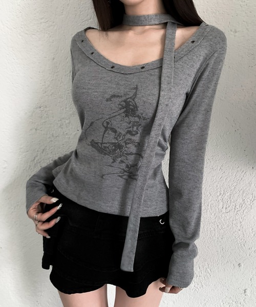 VEILA（ヴェイラ）の「チョーカー風ストリートグラフィック スタッズ長袖トップス（Tシャツ/カットソー・レディース・グレー/アイボリー・フリー）」の3枚目の写真