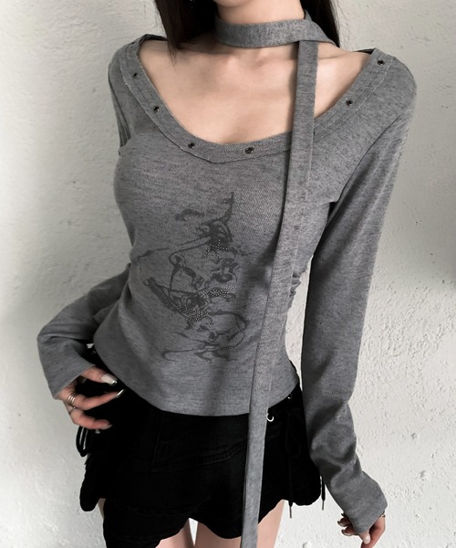 VEILA（ヴェイラ）の「チョーカー風ストリートグラフィック スタッズ長袖トップス（Tシャツ/カットソー・レディース・グレー/アイボリー・フリー）」の5枚目の写真