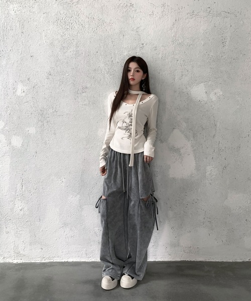 VEILA（ヴェイラ）の「チョーカー風ストリートグラフィック スタッズ長袖トップス（Tシャツ/カットソー・レディース・グレー/アイボリー・フリー）」の16枚目の写真