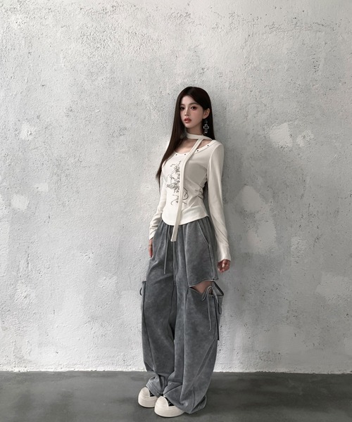 VEILA（ヴェイラ）の「チョーカー風ストリートグラフィック スタッズ長袖トップス（Tシャツ/カットソー・レディース・グレー/アイボリー・フリー）」の17枚目の写真