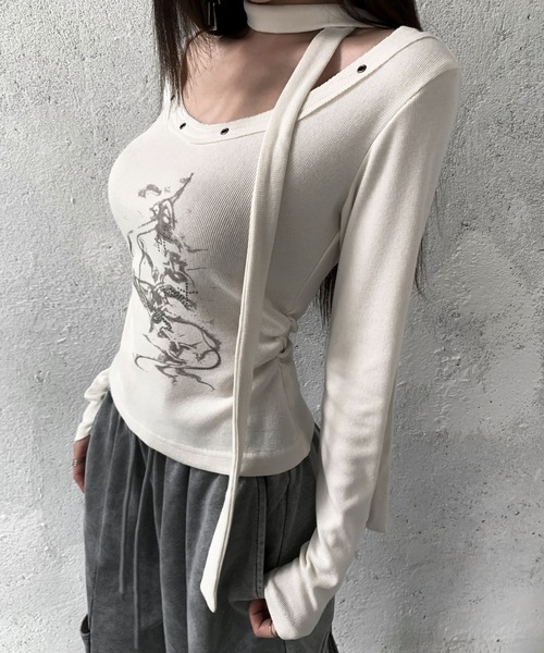 VEILA（ヴェイラ）の「チョーカー風ストリートグラフィック スタッズ長袖トップス（Tシャツ/カットソー・レディース・グレー/アイボリー・フリー）」の12枚目の写真