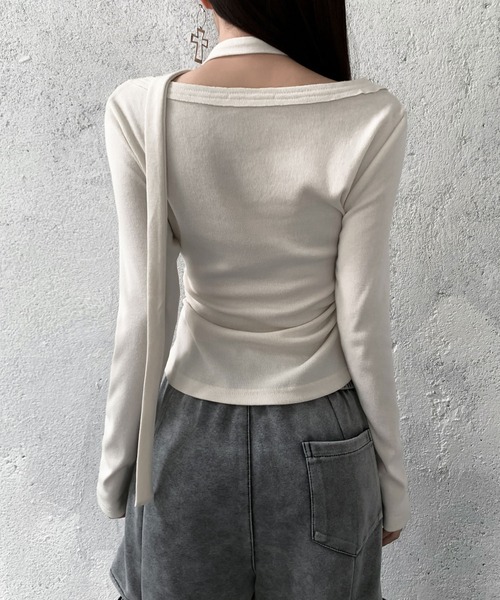 VEILA（ヴェイラ）の「チョーカー風ストリートグラフィック スタッズ長袖トップス（Tシャツ/カットソー・レディース・グレー/アイボリー・フリー）」の13枚目の写真