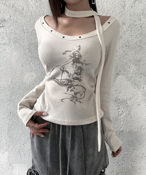 VEILA（ヴェイラ）の「チョーカー風ストリートグラフィック スタッズ長袖トップス（Tシャツ/カットソー・レディース・グレー/アイボリー・フリー）」の14枚目の写真