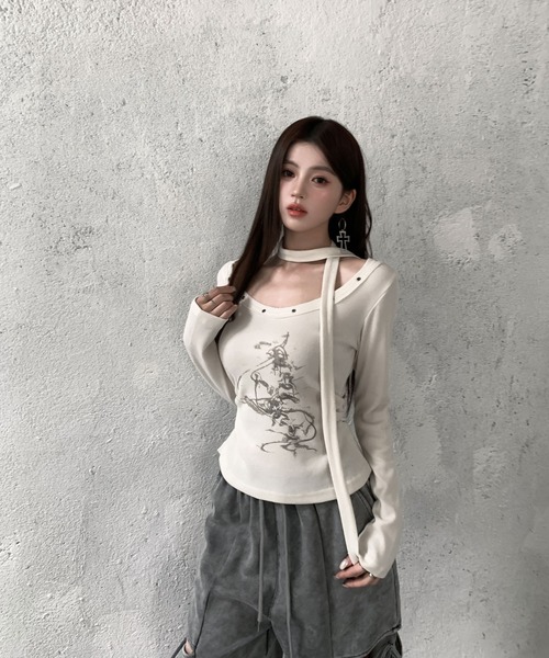VEILA（ヴェイラ）の「チョーカー風ストリートグラフィック スタッズ長袖トップス（Tシャツ/カットソー・レディース・グレー/アイボリー・フリー）」の15枚目の写真