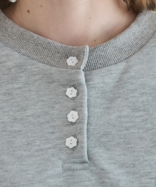 Birthday room(バースデイルーム)の「フラワーボタンヘンリーネックスウェット/Floral Button Henley Sweatshirt(スウェット・レディース・グレー/ネイビー・FREE)」の6枚目の写真
