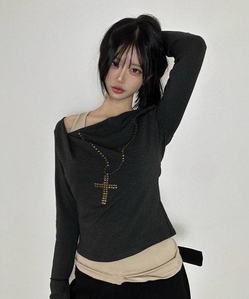 FOLLOWIN(フォロウィン)の「クロススタッズドレープトップス×ワンショルダータンクトップ 2点セット(Tシャツ/カットソー・レディース・チャコールグレー/ベージュ・FREE)」の4枚目の写真